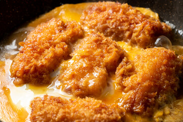 残った揚げ物リメイク調理シーン。いかフライを卵とじする。
