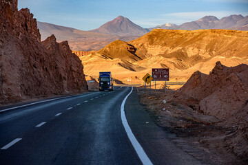 Veículo transitando pela estrada Rota 23 que liga Calama até San Pedro de Atacama no Chile...