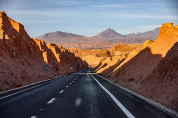 Fotobehang Estrada Rota 23 que liga Calama até San Pedro de Atacama no Chile cercada pelo deserto. © Paulo