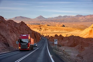 Fotobehang Caminhão circulando pela estrada Rota 23 que liga Calama até San Pedro de Atacama no Chile cercada pelo deserto. © Paulo