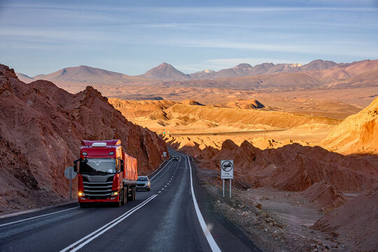 Caminhão circulando pela estrada Rota 23 que liga Calama até San Pedro de Atacama no Chile cercada pelo deserto.