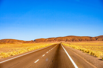 Estrada Rota 23 que liga Calama até San Pedro de Atacama no Chile cercada pelo deserto.