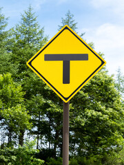 道路標識(警戒標識)「T形道路交差点あり」。(縦構図)
