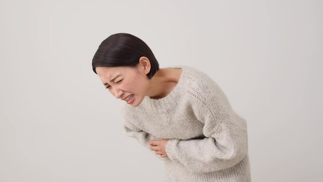 腹痛がする中年女性　白背景