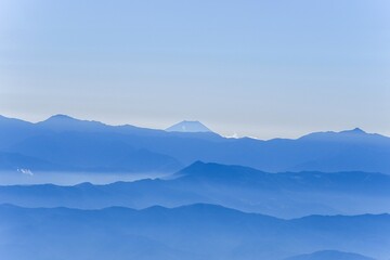 Fototapeta na wymiar 千畳敷カールで見た青い山並みと富士山のコラボ情景