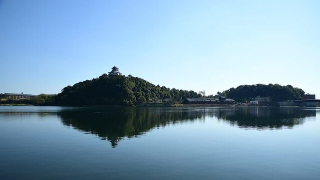 木曽川の川面に鏡像を映す犬山城 （愛知県犬山市, 2023年11月）