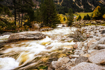 Tranquilidad en Vielha: R&iacute;o Sedoso con Monta&ntilde;as Verdes de Fondo