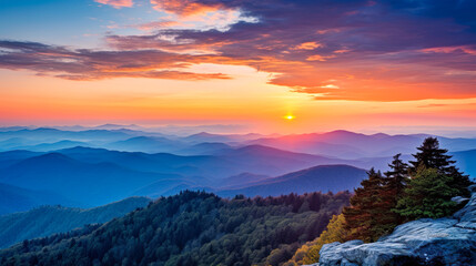 Obraz premium 夕日に染まる美しい山なみの風景