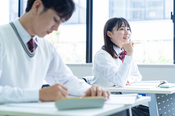 試験を受ける高校生