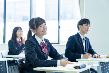 授業を受ける高校生