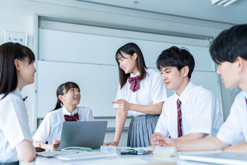 グループワークをする高校生