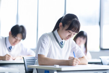 授業を受ける高校生
