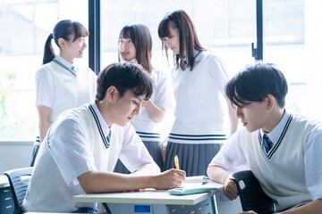 授業を受ける高校生