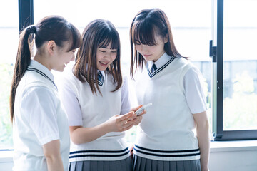 休み時間を過ごす高校生