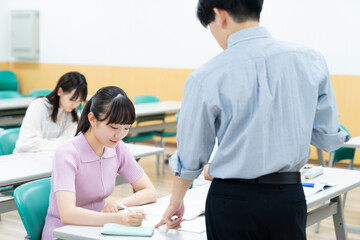 塾の授業を受ける高校生