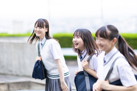 登校する高校生