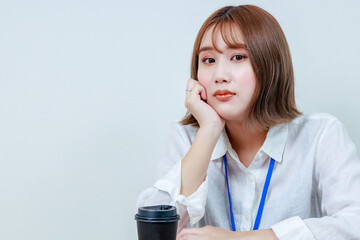 頬杖をついた若い女性スタッフ