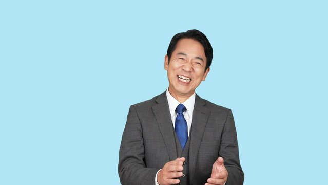 大笑いする中年ビジネスマン