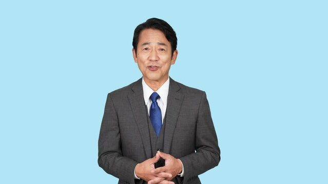 身振りで説明するミドル男性