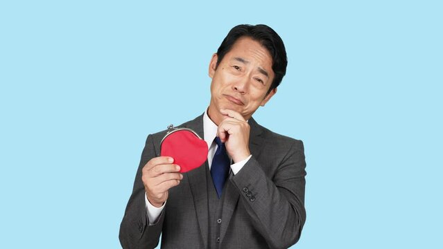 財布を持って悩む中年ビジネスマン