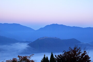 夜明け前の竹田城とその周辺の風景