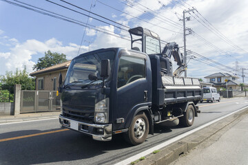 Fototapeta na wymiar 建設機械を輸送するトラック ダンプトラック