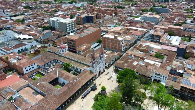 Video a&eacute;reo realizado con drone sobre  el municipio de La Ceja, Antioquia, Colombia, 