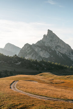 Sonnenuntergang mit Blick auf den Sass de Stria in den Dolomiten
