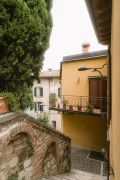 schmale Gasse in Desenzano
