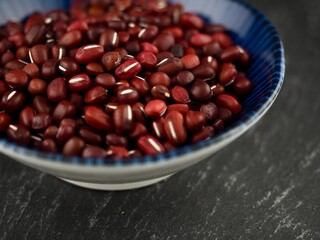 도자기 접시에 담긴 유기농 팥