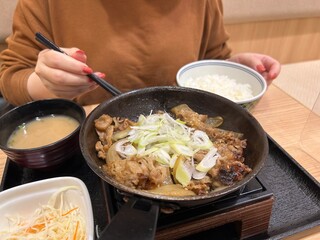 鉄板牛焼肉　食べるイメージ