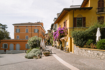 niedliches Restaurant in den Gassen von Gardone Riviera am Gardasee