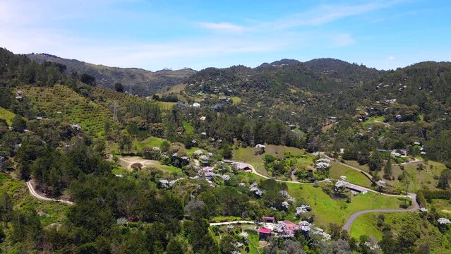 Video a&eacute;reo realizado con drone, sobre la vereda Los municipio de El Retiro, Antioquia, Colombia.
