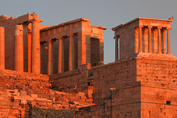 GR/Athen/Akropolis, Propyläen im Sonnenunterang