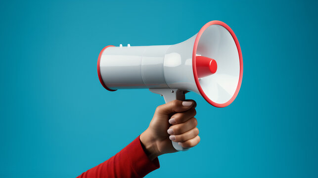Mano che impugna un megafono su sfondo azzurro