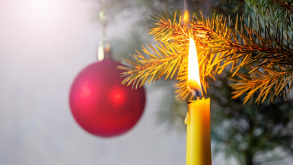 A branch of a Christmas tree caught fire from a candle, a fire due to non-compliance with safety...