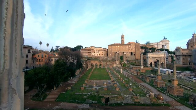 Colonne tra i resti dell'Antica Roma al Foro Romano. Colosseo. Italia. 
Volando col drone tra le rovine della Roma Imperiale.
