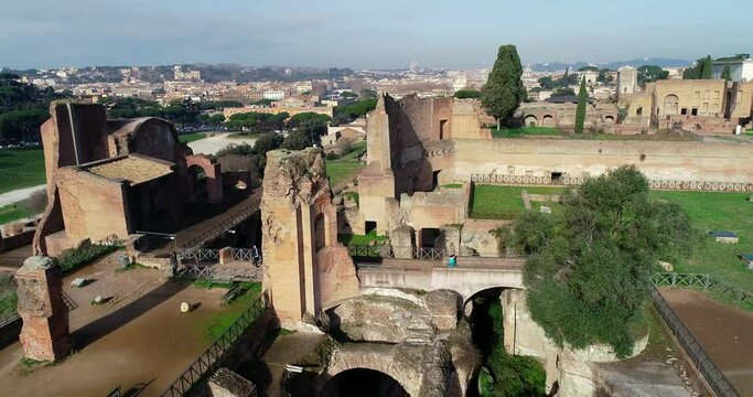 Il Parco del Palatino vicino al Colosseo. Roma, Italia.
Ripresa aerea con drone del parco archeologico della Roma antica.