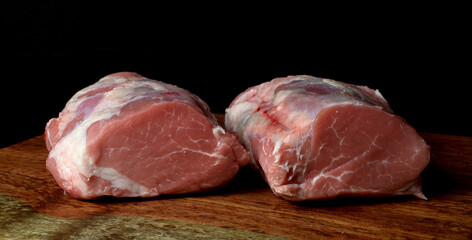 Piezas de solomillo crudo en madera