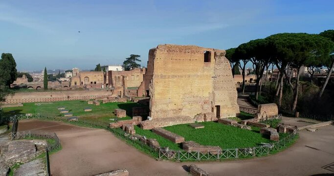 Il Parco del Palatino vicino al Colosseo. Roma, Italia.
Ripresa aerea con drone del parco archeologico della Roma antica.