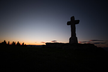 Steinkreuz im Abendhimmel 