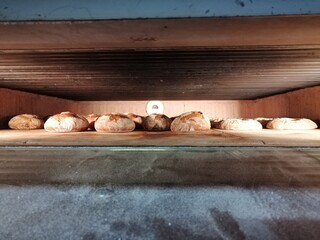Forno per pane durante la cottura di panini - panificazione