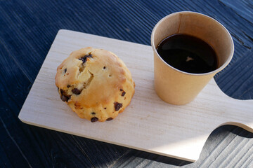 チョコチップスコーンとコーヒー