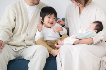 Obraz premium 家族4人の幸せな様子 子供の笑顔と両親の顔無し