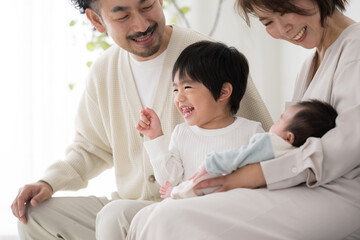 Obraz na płótnie Canvas 家族4人の幸せな様子　子供の笑顔と両親