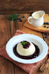 Hefekloß mit Heidelbeeren und Vanillesoße