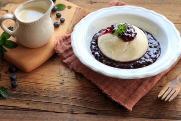 Hefekloß mit Heidelbeeren