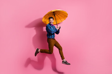Full body photo of hurry up running gentlemen enjoying retro glamour outfit holding bright umbrella...