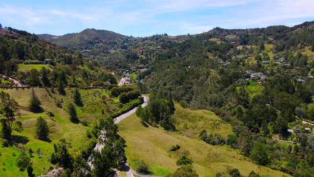Video a&eacute;reo realizado con drone, sobre la vereda Los municipio de El Retiro, Antioquia, Colombia.
