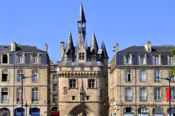 France, Aquitaine Gironde, Bordeaux, la porte Cailhau est une ancienne porte défensive de la ville, elle est classée monument historique. - obrazy, fototapety, plakaty